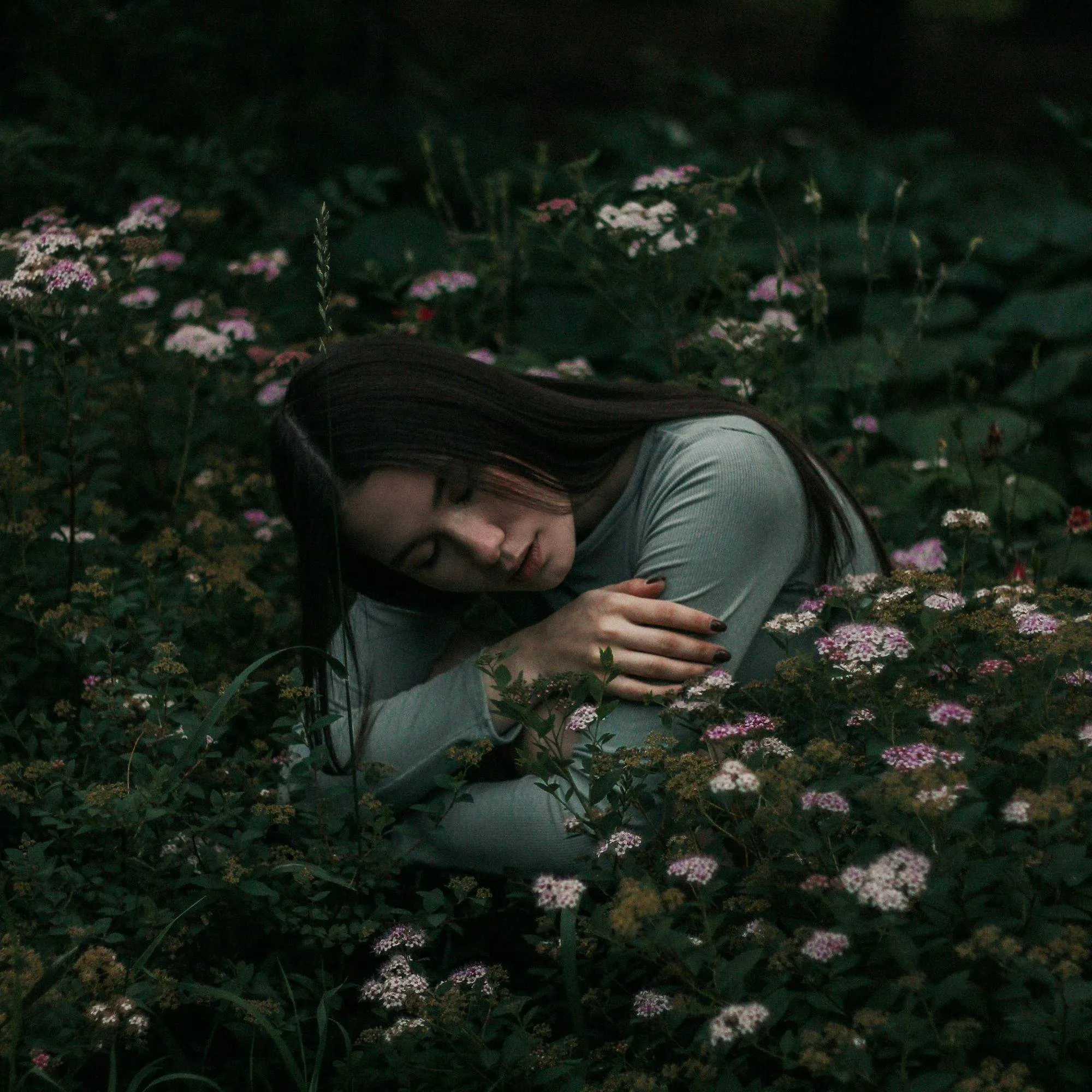 Cô gái tóc dài hướng nội lo âu