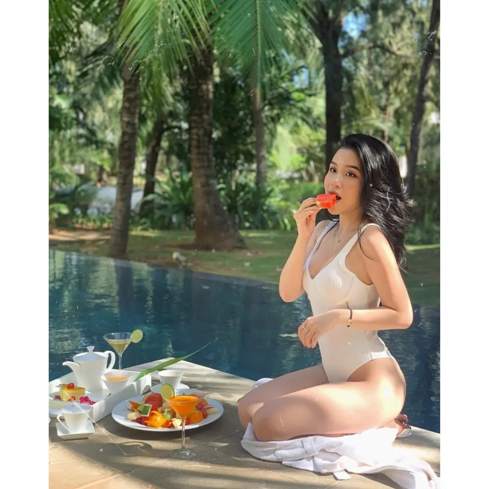 Influencer Quỳnh Thi ăn dưa hấu.