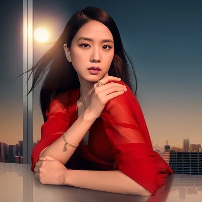 Jisoo trong sắc đỏ
