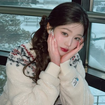 Đôi môi "cà chua" căng mọng của Jang Won Young (IVE).