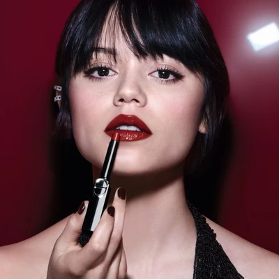 Hình ảnh Jenna Ortega với màu son đỏ 550 Red Shock trong bộ sưu tập Rouge Dior On Stage mở đầu bản tin làm đẹp.
