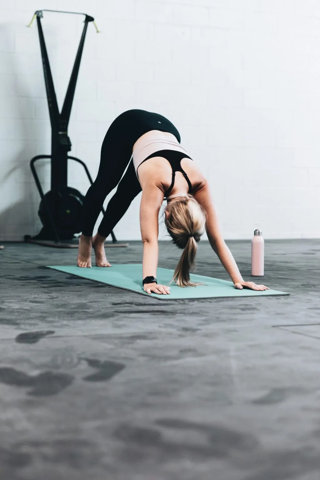 Phụ nữ tập yoga - vận động một cách khoa học.