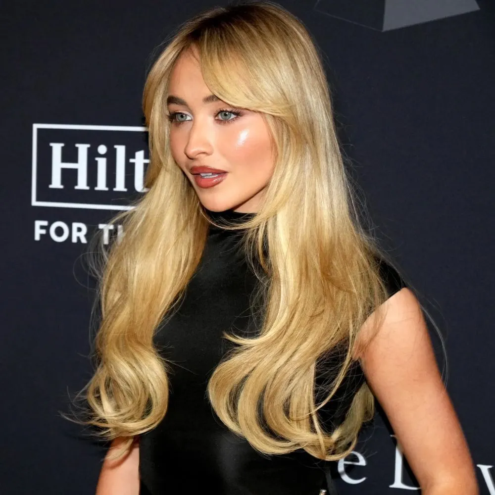 Hình ảnh Sabrina Carpenter với mái rèm.