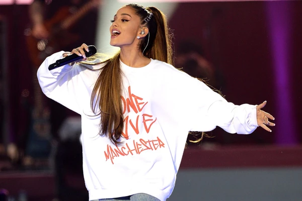 Ariana Grande trở lại với concert One Love Manchester