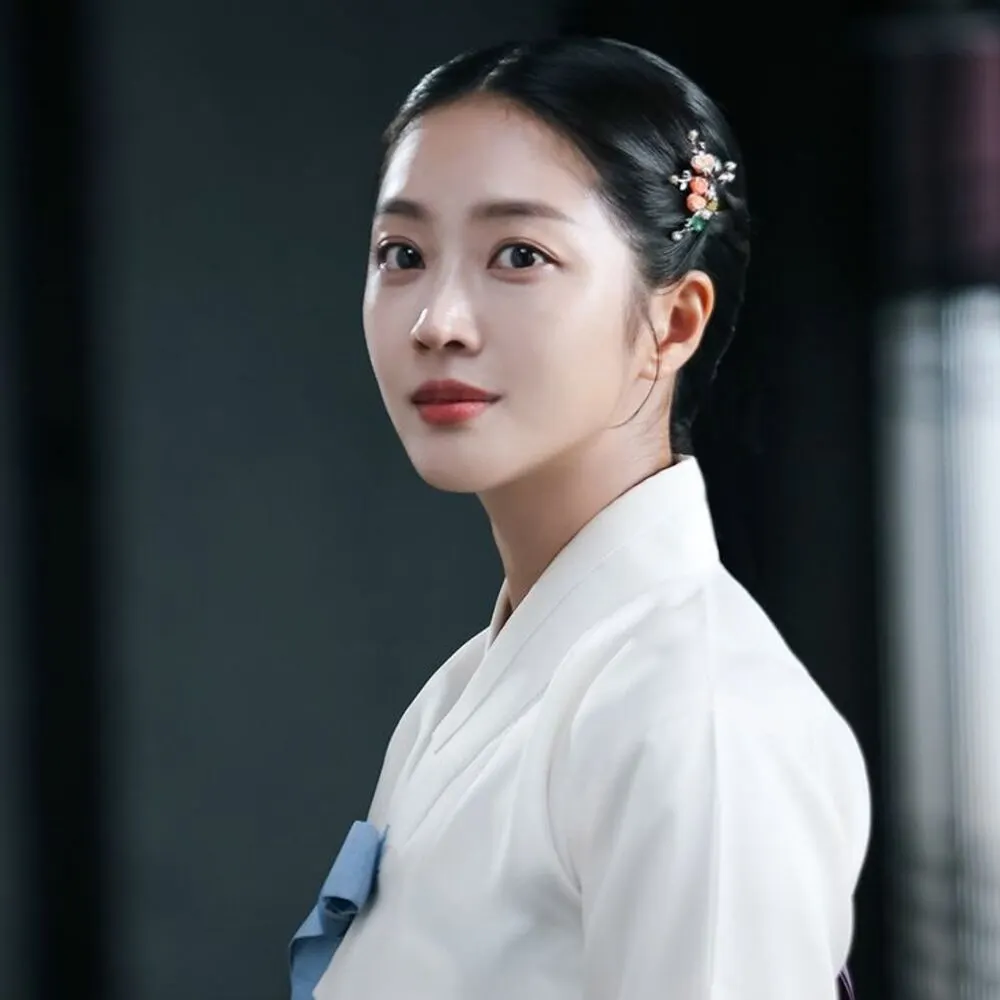 Jo Bo Ah tỏa sáng với làn da rạng rỡ trong cảnh phim Nuốt Vàng.