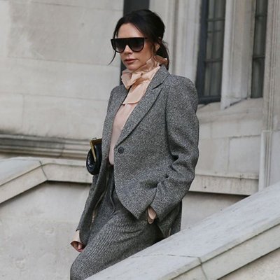 Victoria Beckham phối đồ công sở suit xám