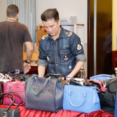 “Hội nhà giàu” “rủ nhau” săn hàng hiệu giảm giá