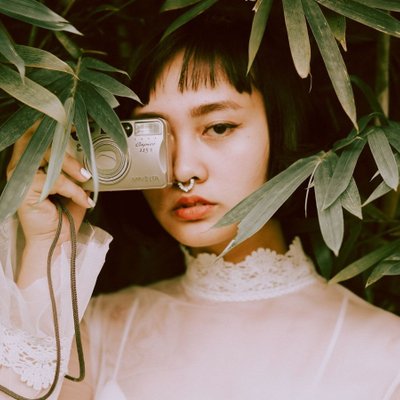 Cô gái nấp sau tán lá hiểu về sự thật trần trụi của cuộc sống