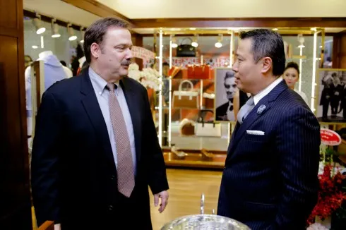 Ông Andy Lew Tổng giám đốc của Brooks Brothers khu vực Châu Á Thái Bình Dương (bên phải) và ngài Patrick Wall – Tùy viên Thương mại Tổng lãnh sự quán Hoa Kỳ tại TP Hồ Chí Minh (bên trái) cũng có mặt tại buổi khai trương cửa hàng Brooks Brothers