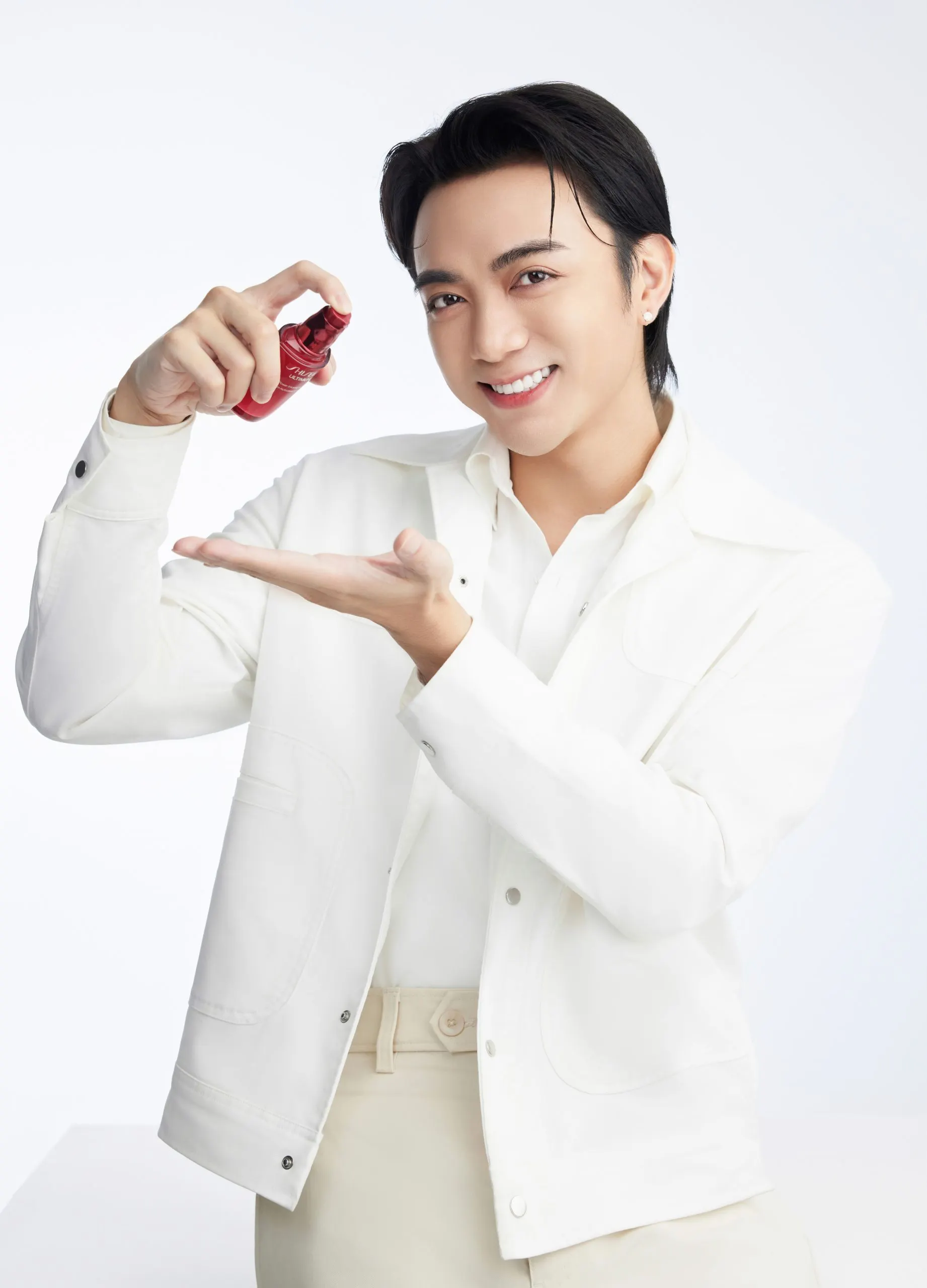 Ca sĩ Soobin Hoàng Sơn cầm lọ serum từ hương hiệu Shiseido