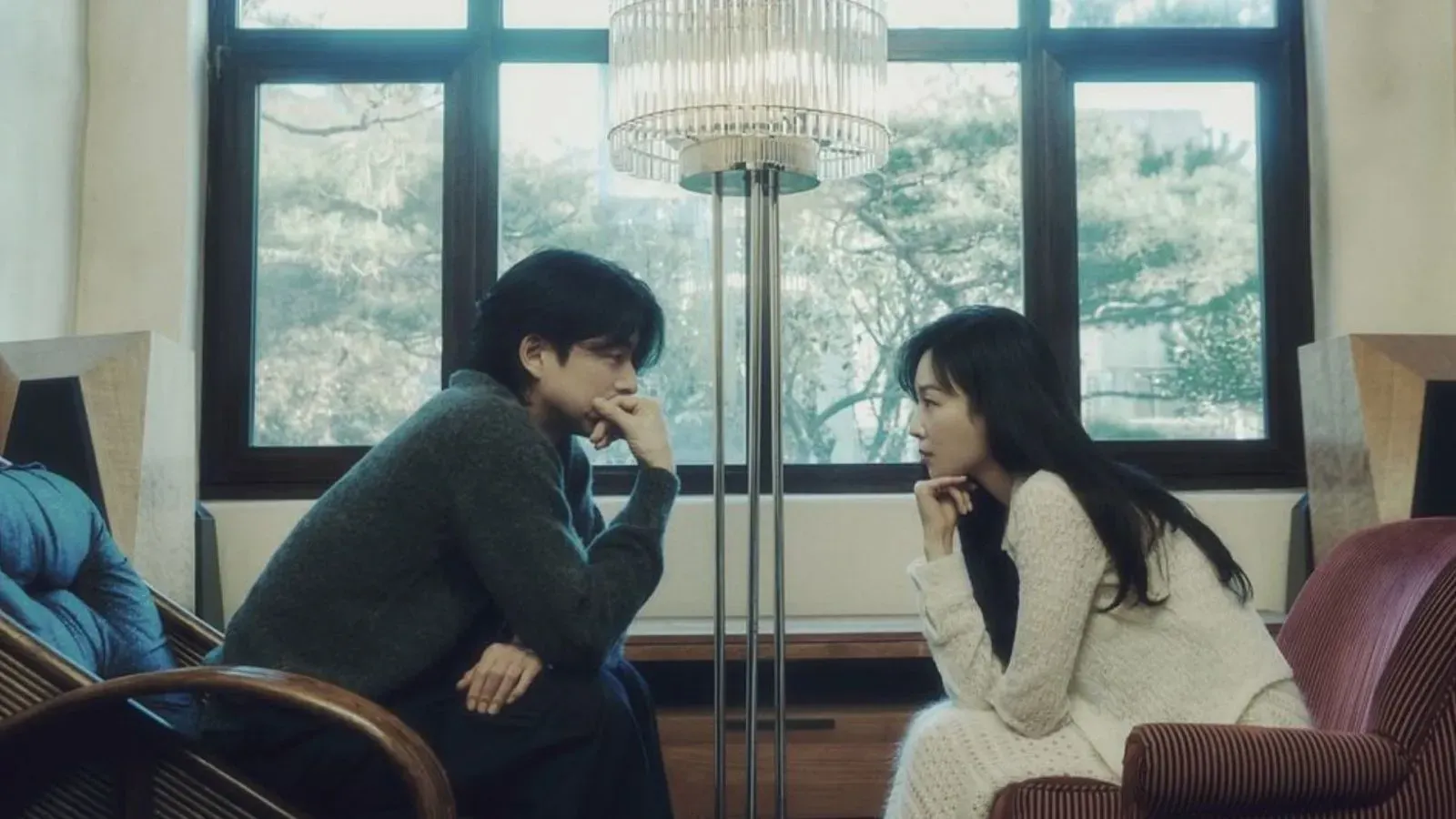 Gong Yoo diện áo len xám