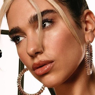 Dua Lipa đeo khuyên tai tròn.