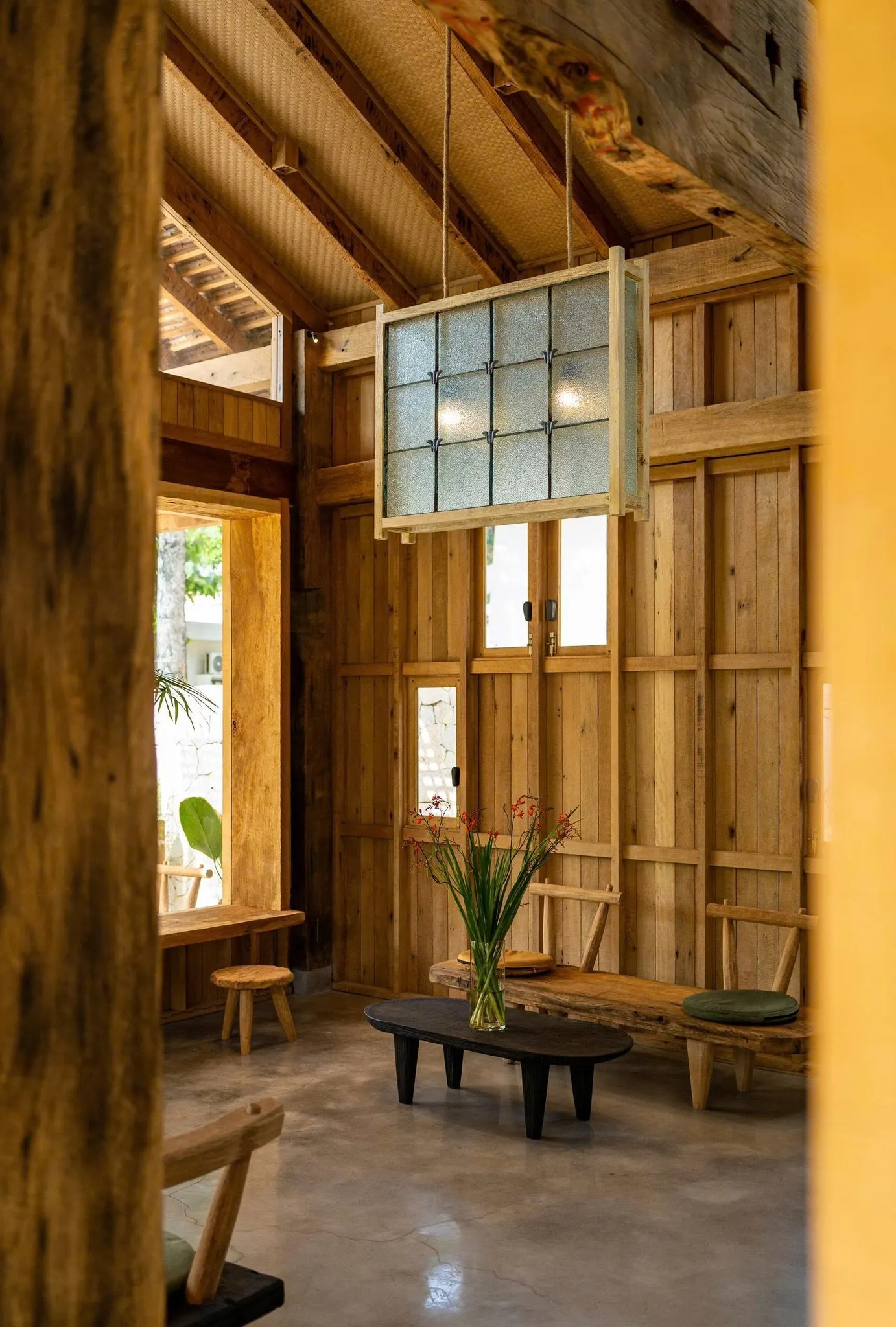 không gian bên trong Nông Lâm Eco Lodge ưu tiên sử dụng chất liệu gỗ mộc, mây tre và vải thô
