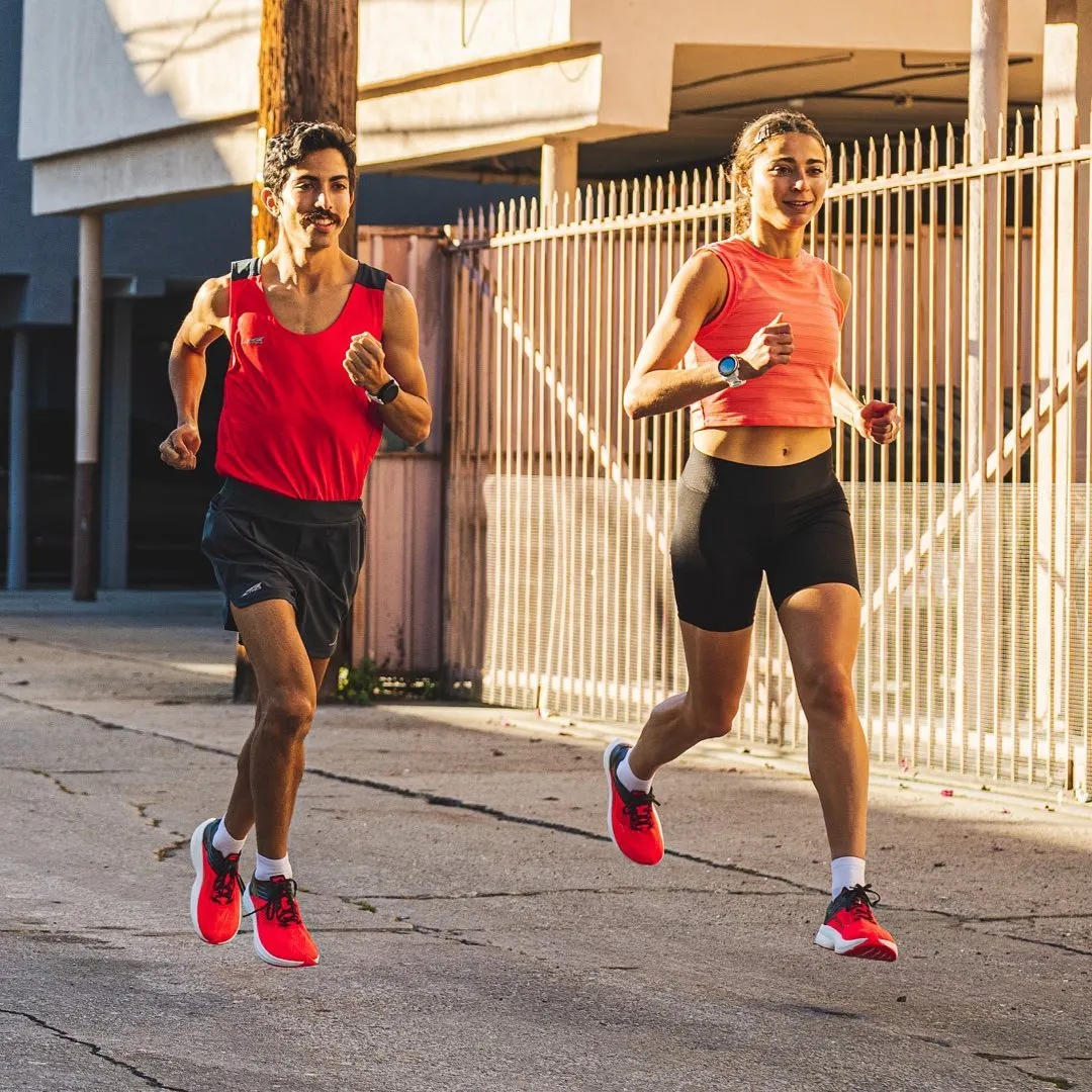 Thiết kế giày Nike "Carbon-Plated" với khả năng hoàn trả năng lượng tối ưu cho từng sải chân.