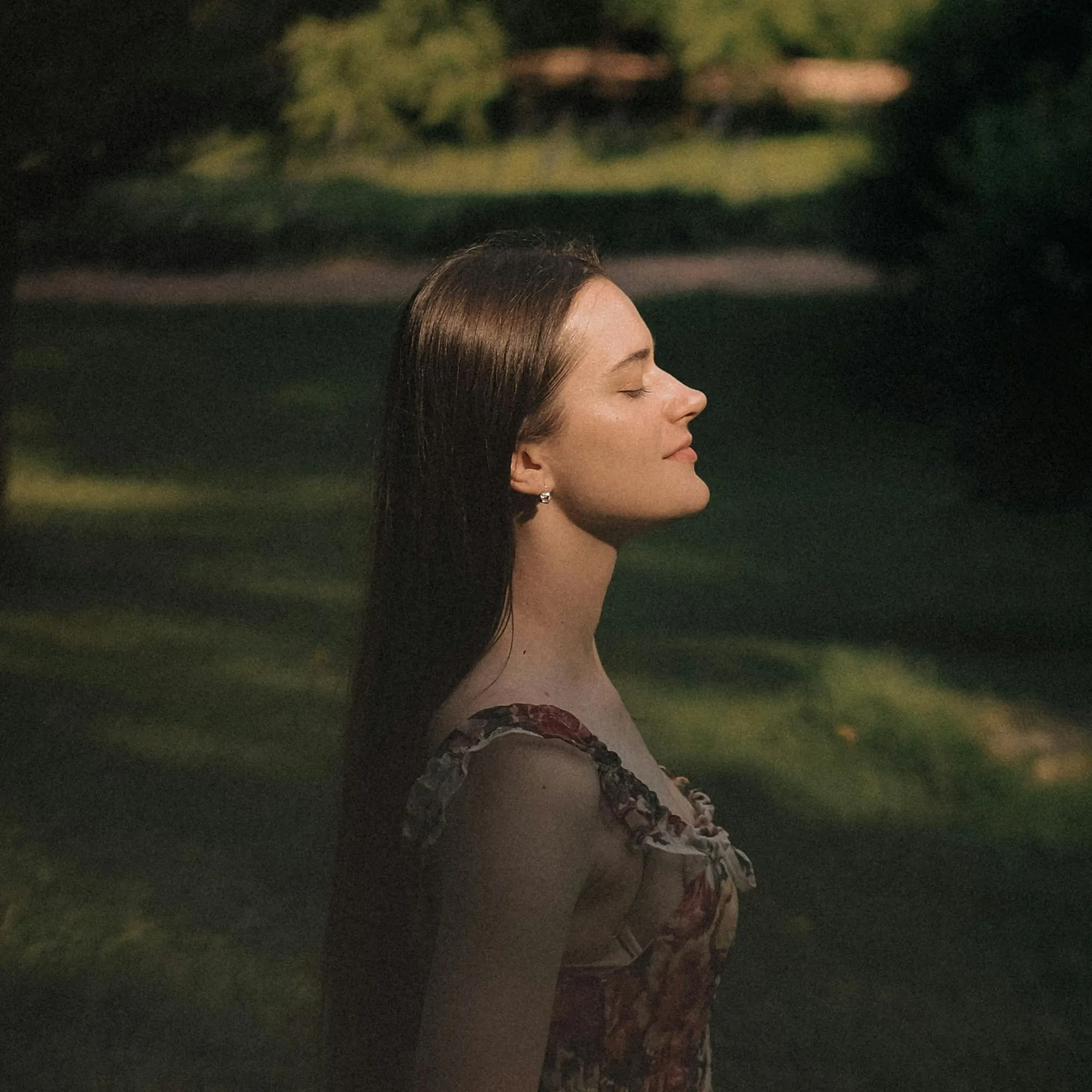 Cô gái tóc dài bày tỏ lòng biết ơn