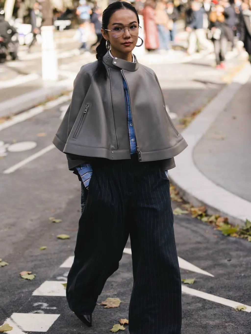 Mùa đông lãng mạn cùng áo da màu xám khói và áo len trung tính.