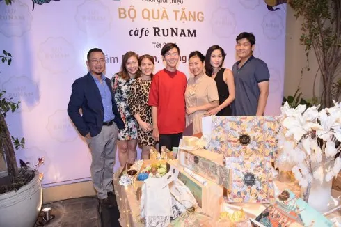 Chương trình Ra mắt bộ quà tặng Càfê RuNam đã diễn ra trong không khí ấm cúng, thân tình với những vị khách mời thân thiết của hệ thống cà phê Ru Nam và các đại diện cơ quan báo chí, truyền thông.
