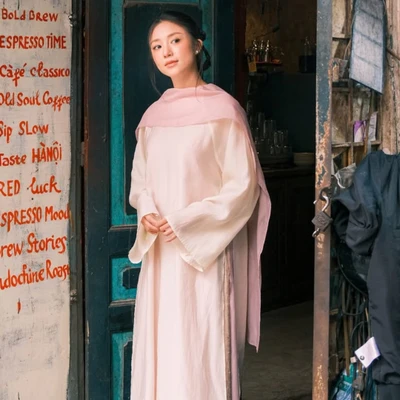 Hình ảnh Salim mặc áo dài để minh họa cho cách tạo kiểu tóc ngày Tết.