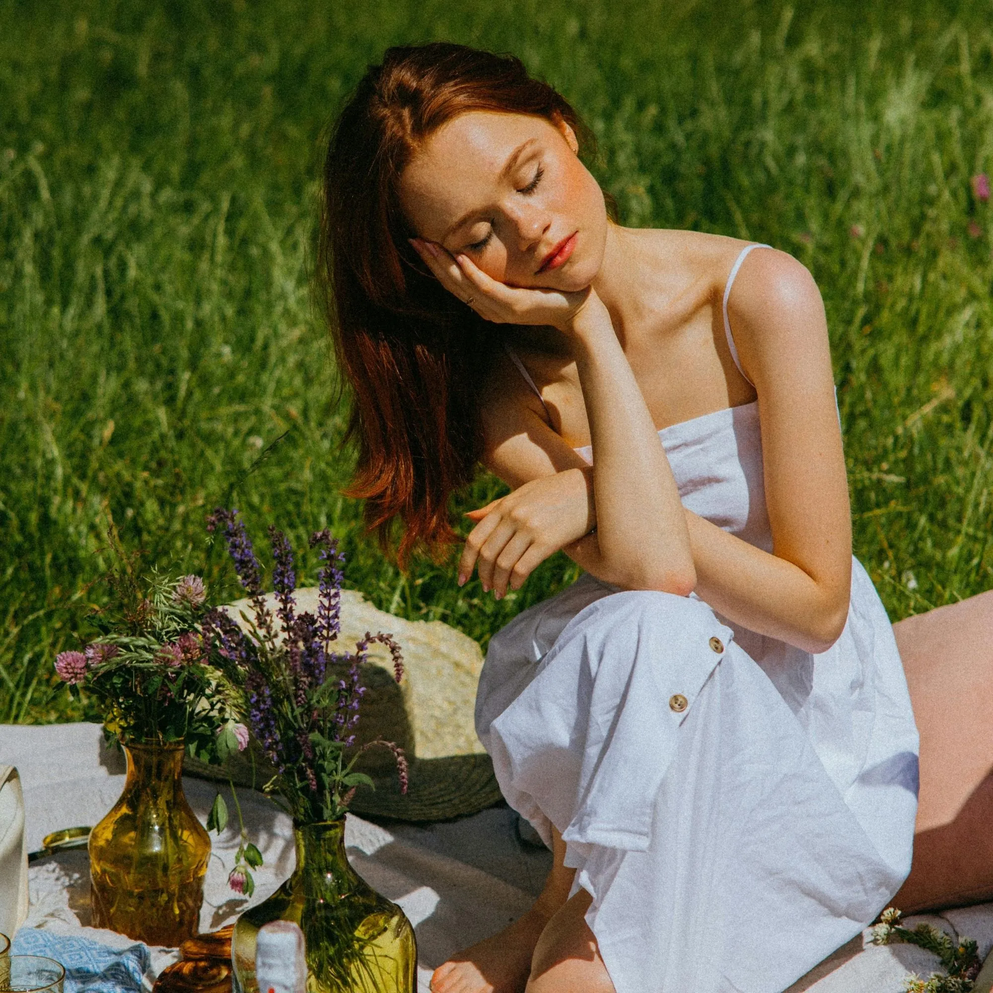 cô gái mặc váy trắng có thói quen chống cằm khi dã ngoại