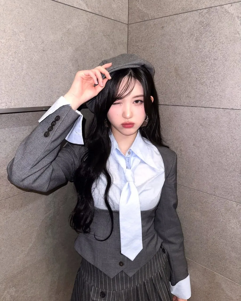Phối cà vạt vải linen cùng áo blazer màu kem 