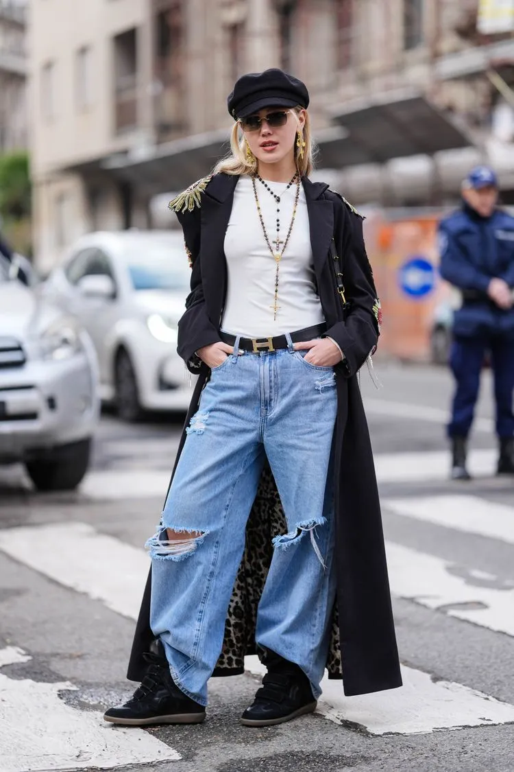 jeans rách phối áo thun và trench coat 