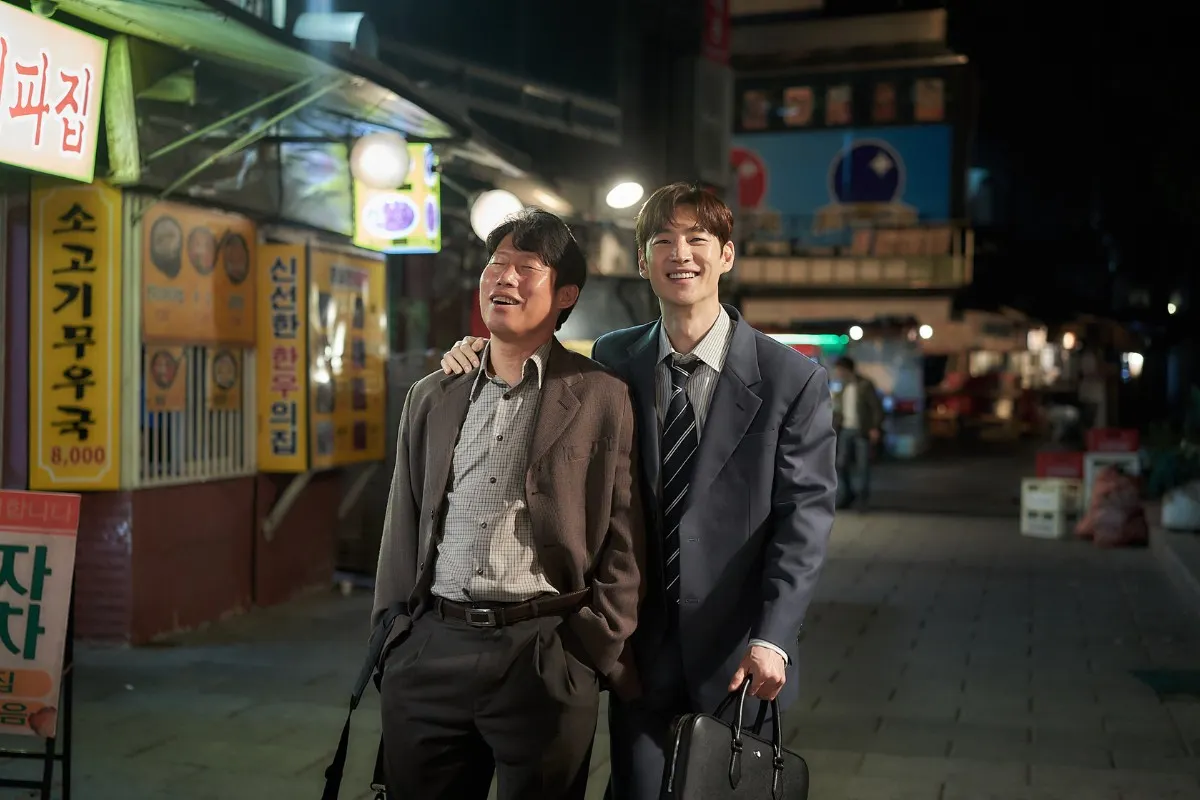 “Thám Tử Kiên” Quốc Huy lồng tiếng cho nhân vật In Beom (Lee Je Hoon thủ vai) và Sỹ Toàn lồng tiếng cho nhân vật Jong Rok (Yoo Hai Jin thủ vai).