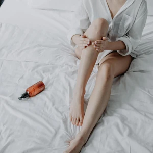 cô gái thoa kem dưỡng trước khi cạo lông