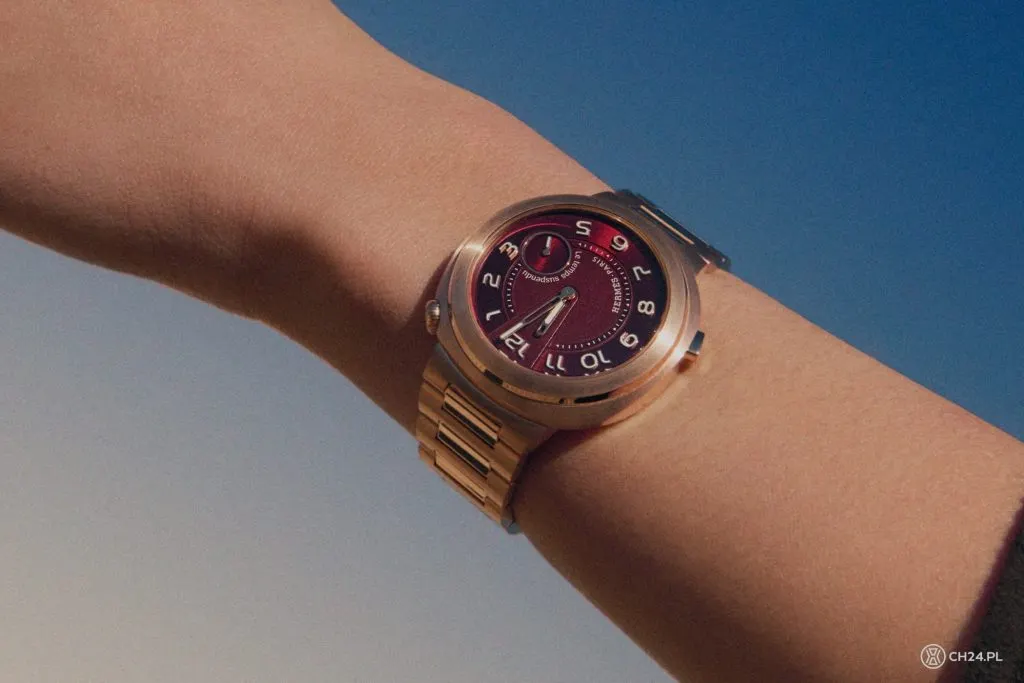Đồng hồ Hermès CUT Le Temps Suspendu trên cổ tay thanh lịch, tôn vinh triết lý “dám khác biệt”.