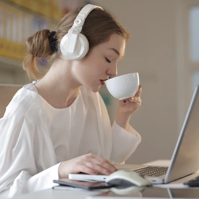 cô gái uống cà phê chán ghét công việc