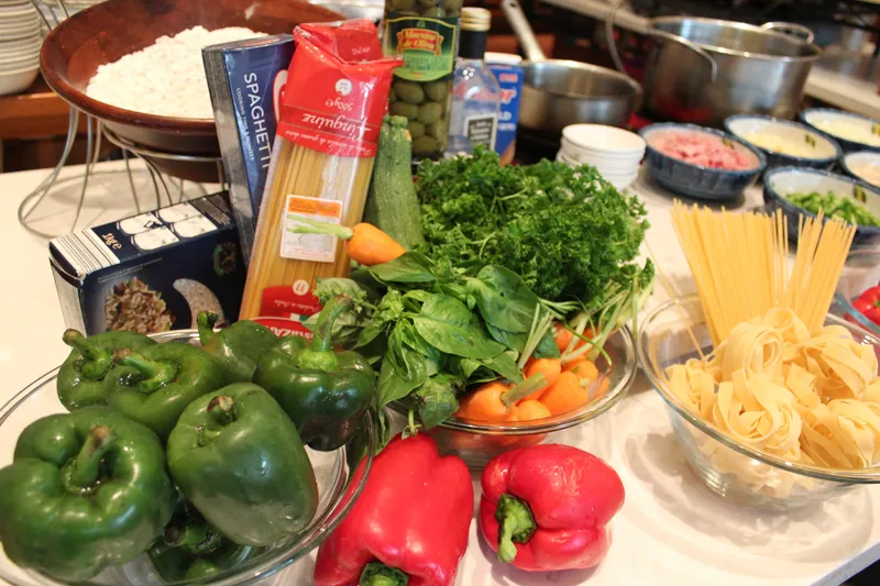 1 - Tiệc trưa tự chọn hải sản & mì Ý - elle vietnam