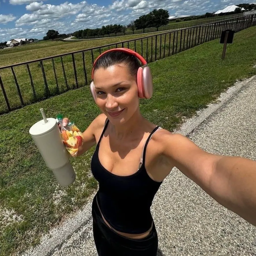 Bella Hadid đang chạy bộ và giãn cơ sau khi chạy.
