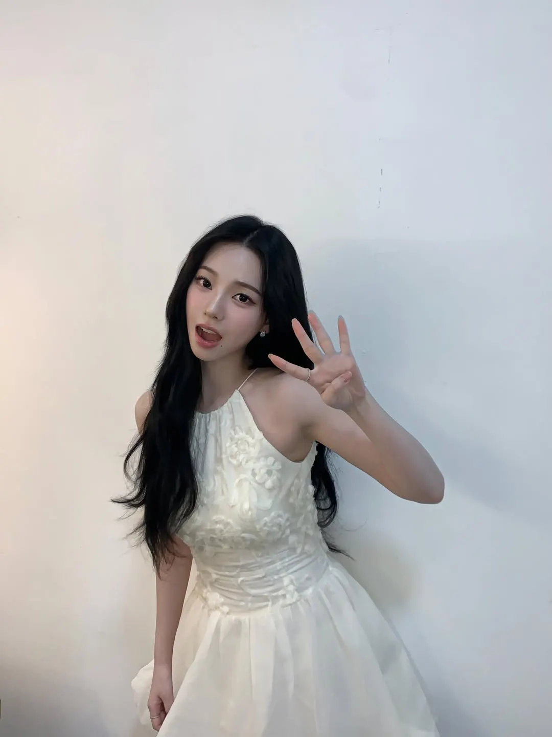 Karina trong thiết kế váy trắng cổ yếm