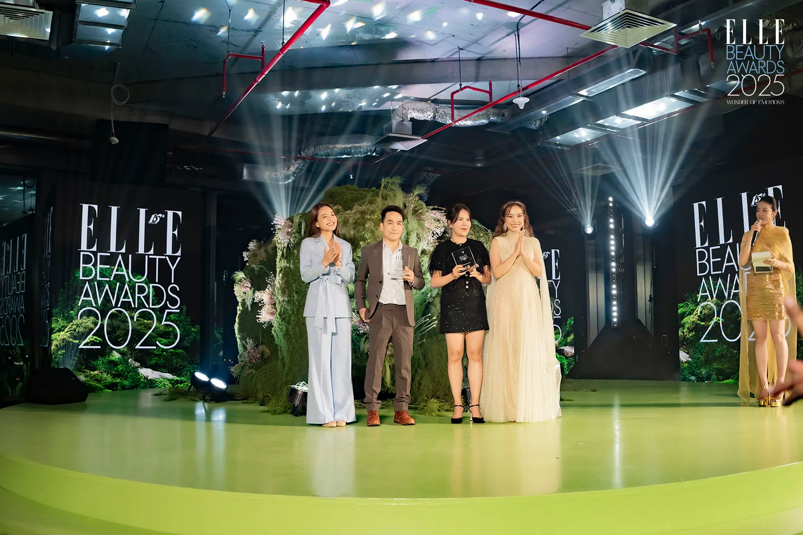 Bác sĩ Bích Na và bác sĩ Thanh Thanh trao giải Professional’s Choice - ELLE Beauty Awards 2025