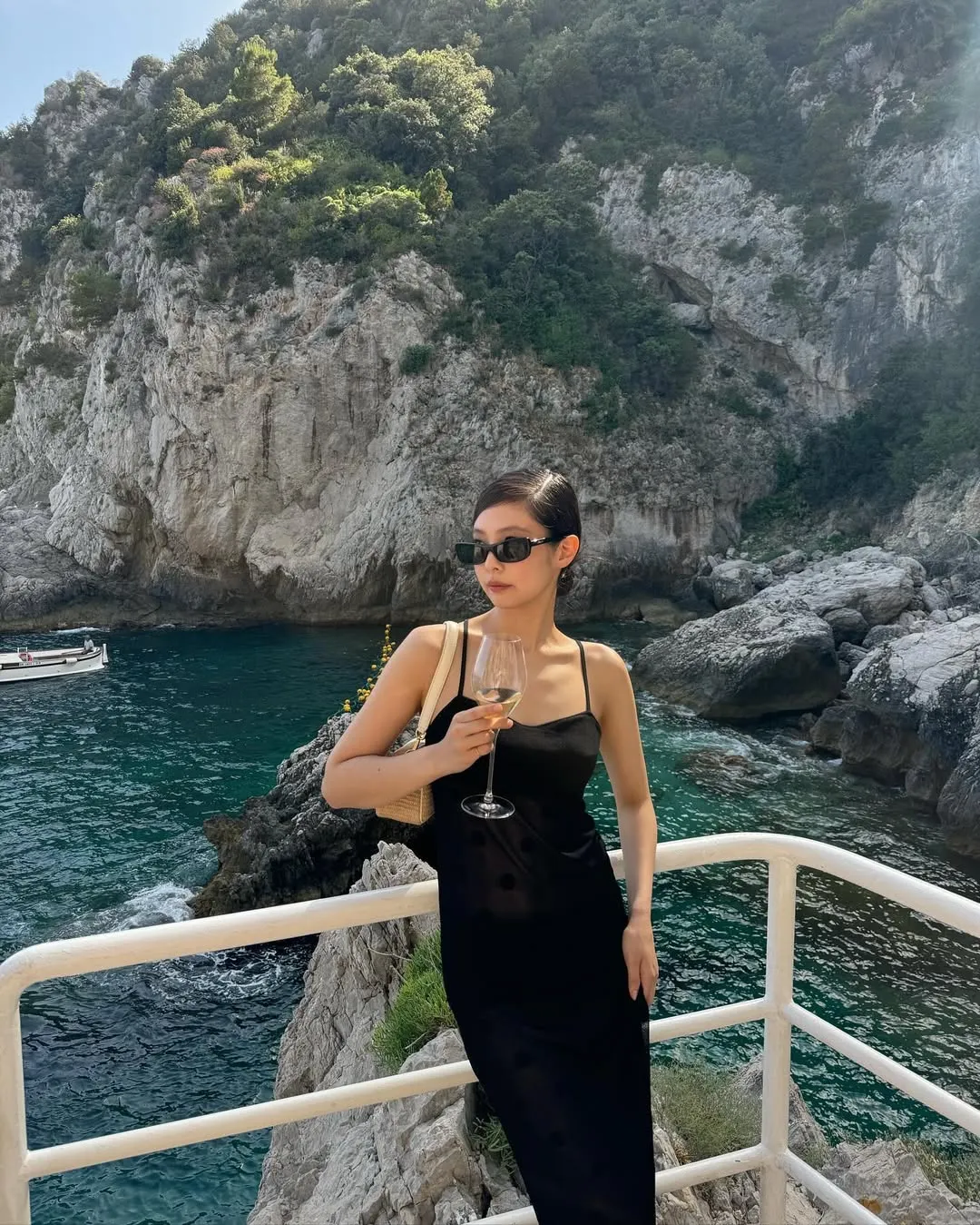 jennierubyjane diện kính râm chống tia UV
