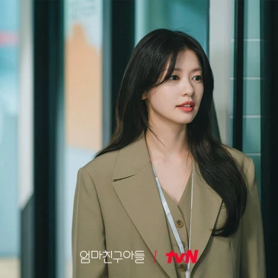 Jung So-min sẽ diện lên mình những bộ trang phục sắc sảo, chẳng hạn như blazer hoặc đầm ôm sát cơ thể ở những phân cảnh làm việc diện blazer