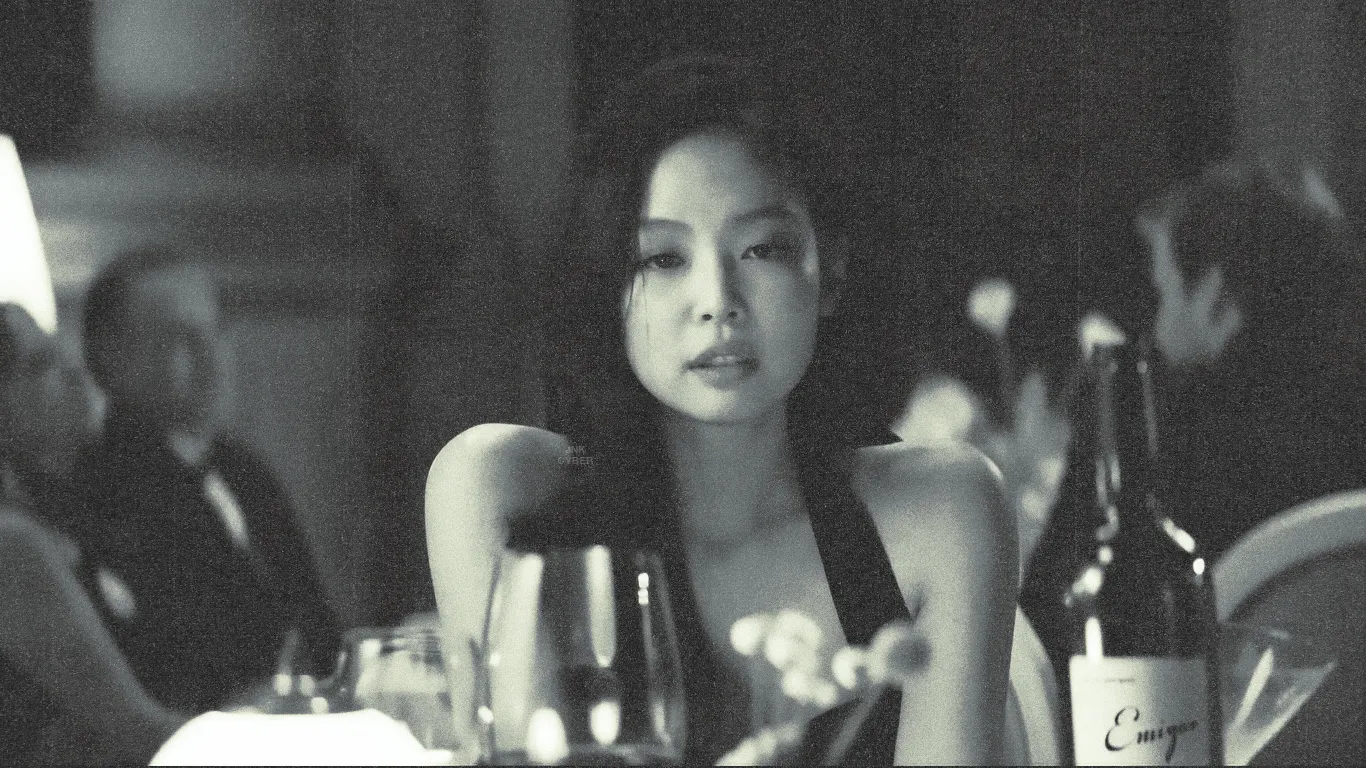 Jennie diện đầm cổ yếm