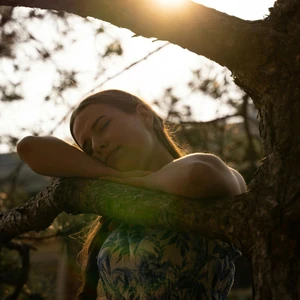 cô gái gối đầu lên cây tử vi ngày 1/3/2026