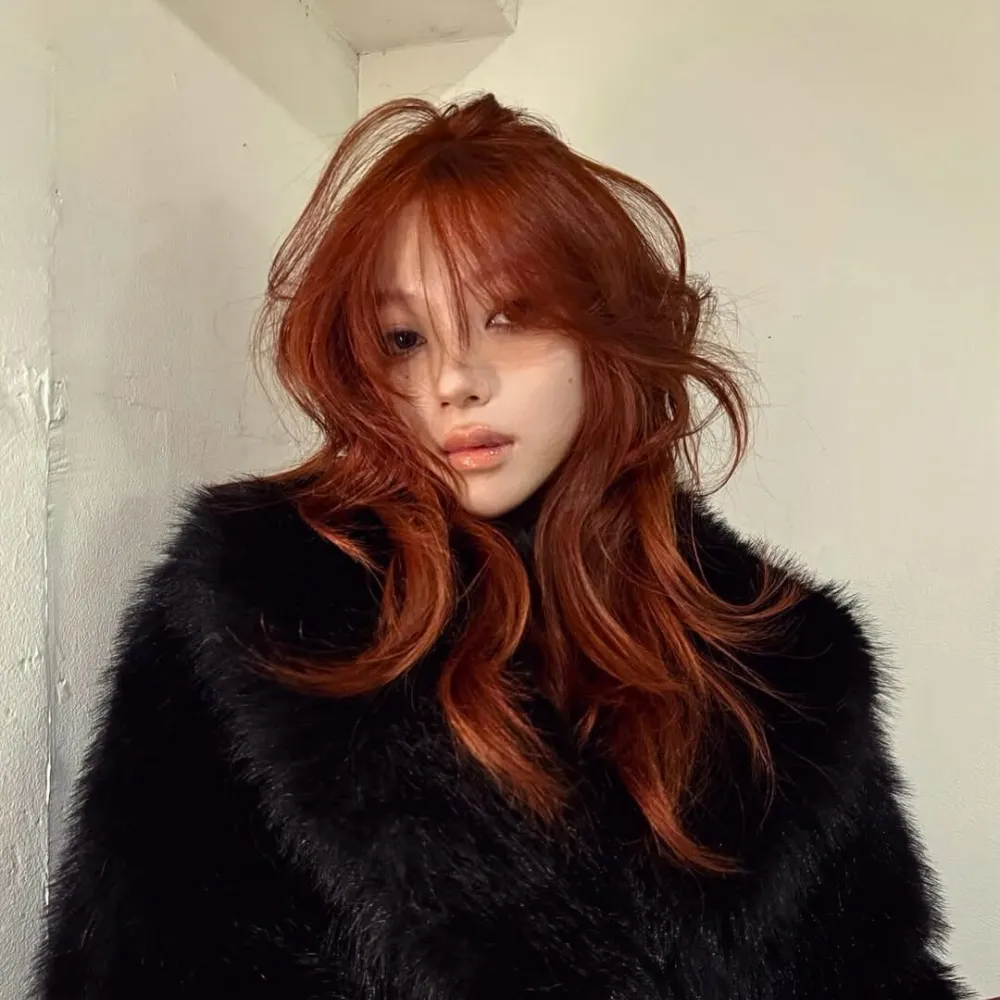 cô gái với kiểu tóc nâu cam ánh đỏ