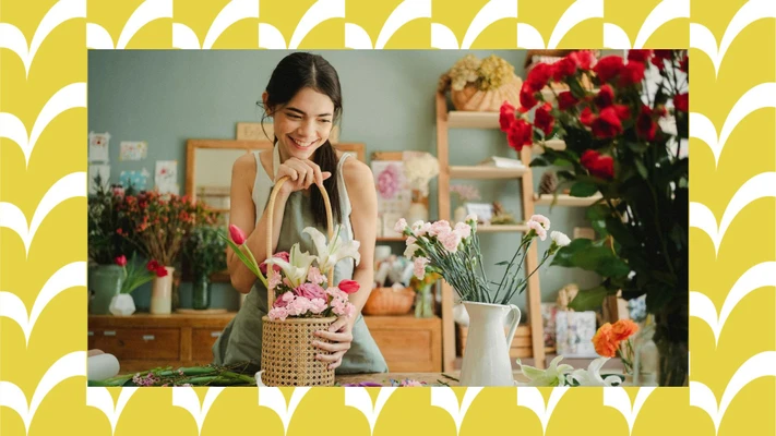 cô gái học cách cắm hoa