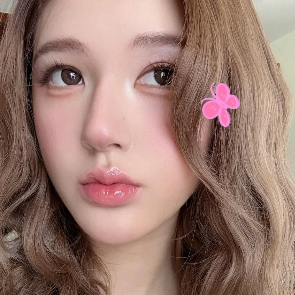 trang điểm môi triệu lộ tư