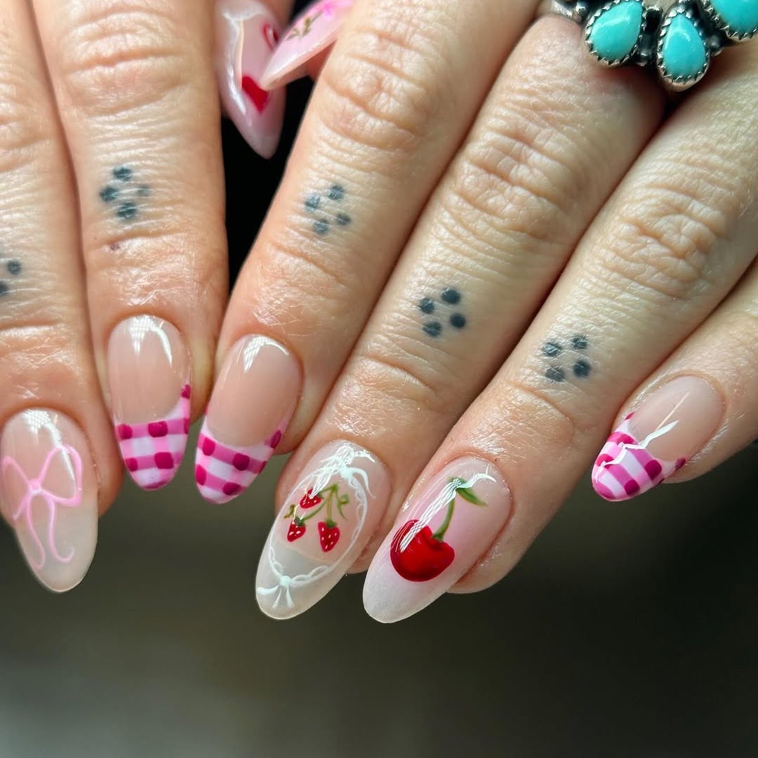 Mẫu móng caro kết hợp họa tiết trái cây.