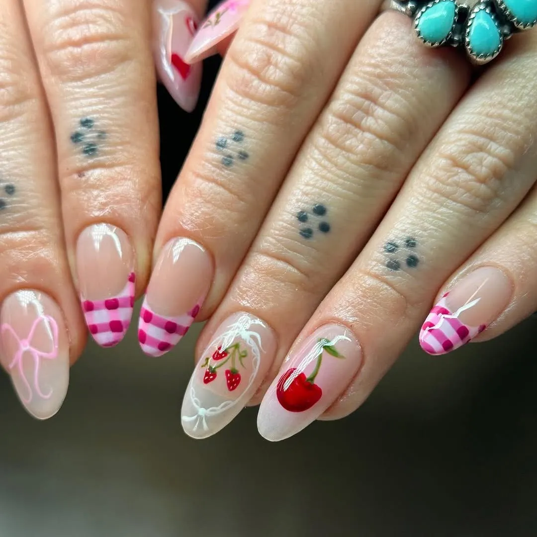 Mẫu móng caro kết hợp họa tiết trái cây.