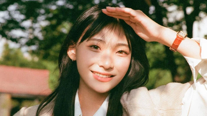 trang điểm - cô gái để mái thưa và tạo dáng che nắng để chụp hình