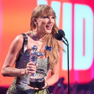 Taylor swift diện đầm đính sequins