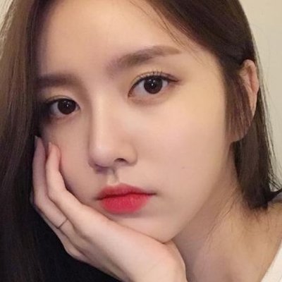 xu hướng làm đẹp - cô gái chống cằm
