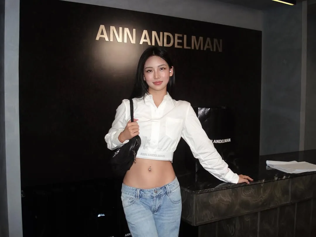 Cô gái mang áp sơ mi ngắn khoe vòng eo có xỏ khuyên rốn.