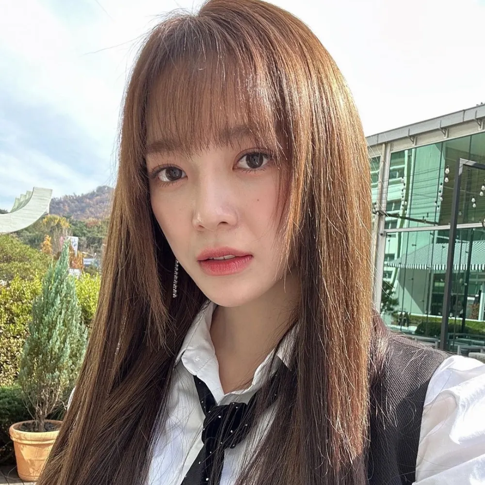 Kim Se Jeong nhuộm tóc màu nâu hạt dẻ và tạo kiểu tóc mái thưa