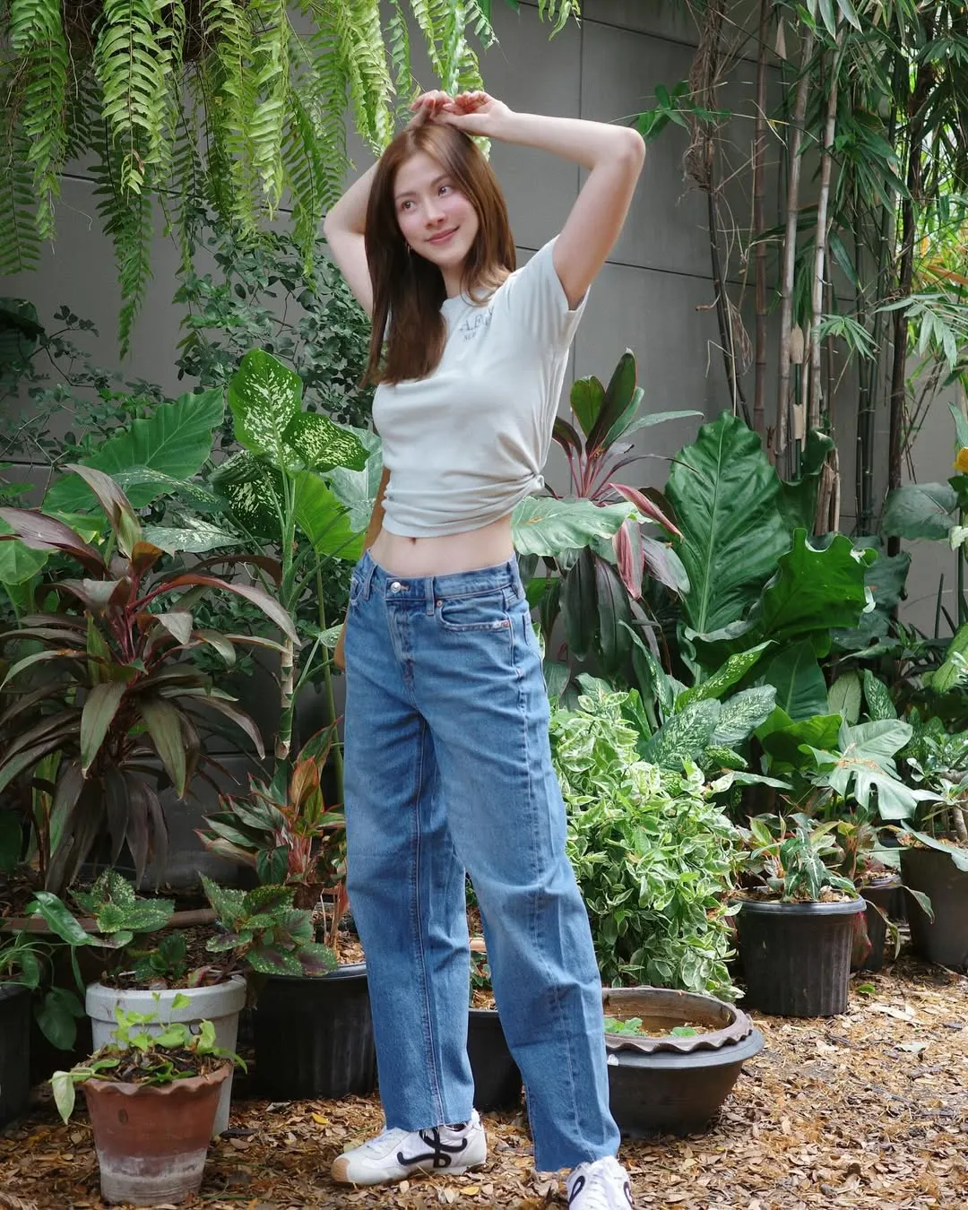 Baifern với áo croptop ngắn tay và quần Jeans
