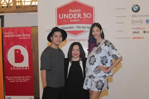 Hoàng Thùy ngoài cùng bên phải