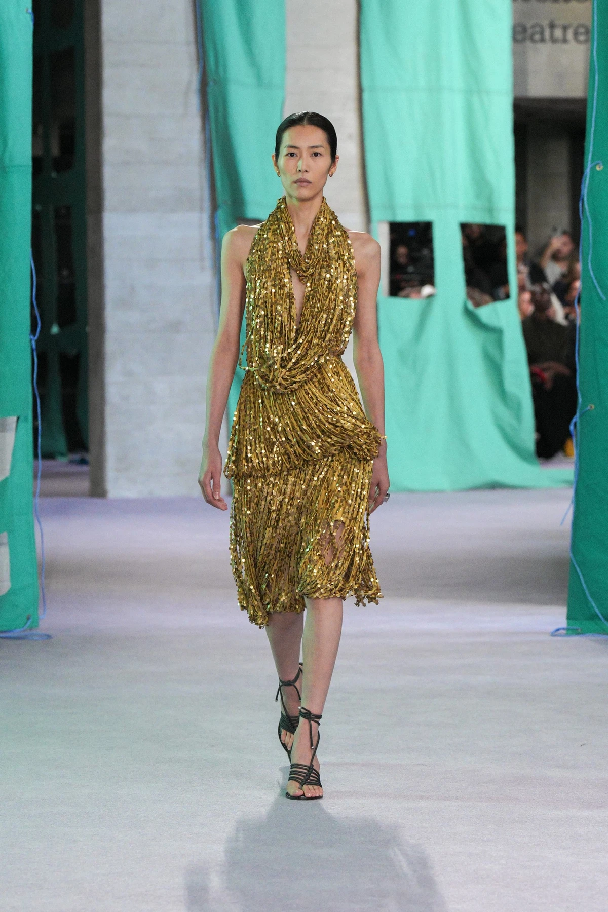 váy sequins vàng cổ yếm